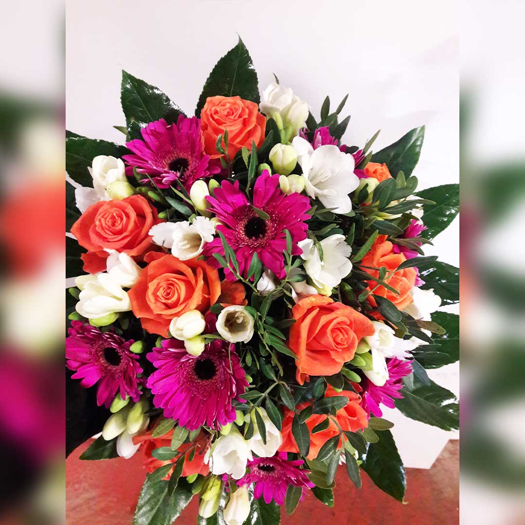 Bouquet de freesias blancs et fleurs fuchsia et orange