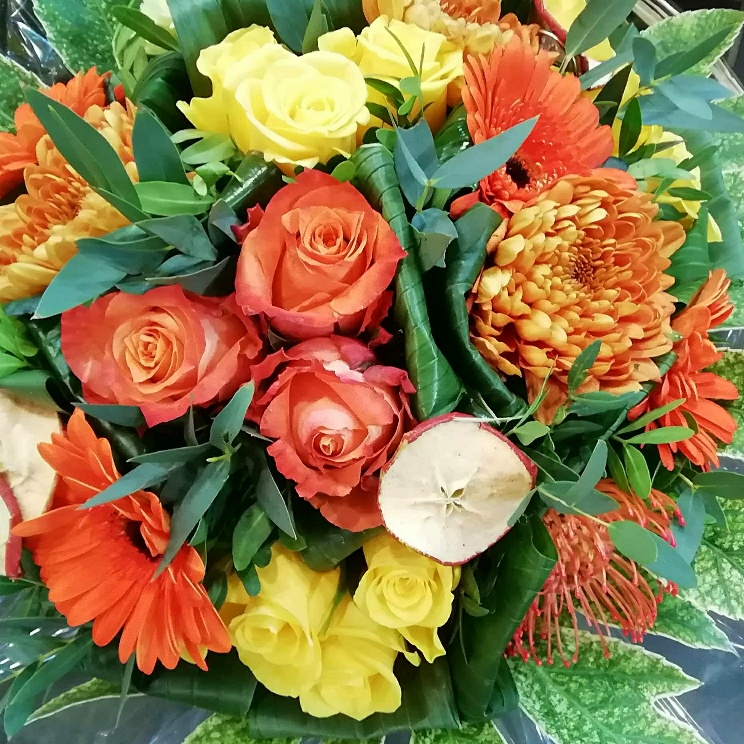 bouquet rond de roses orange,chrysanthèmes et germinis