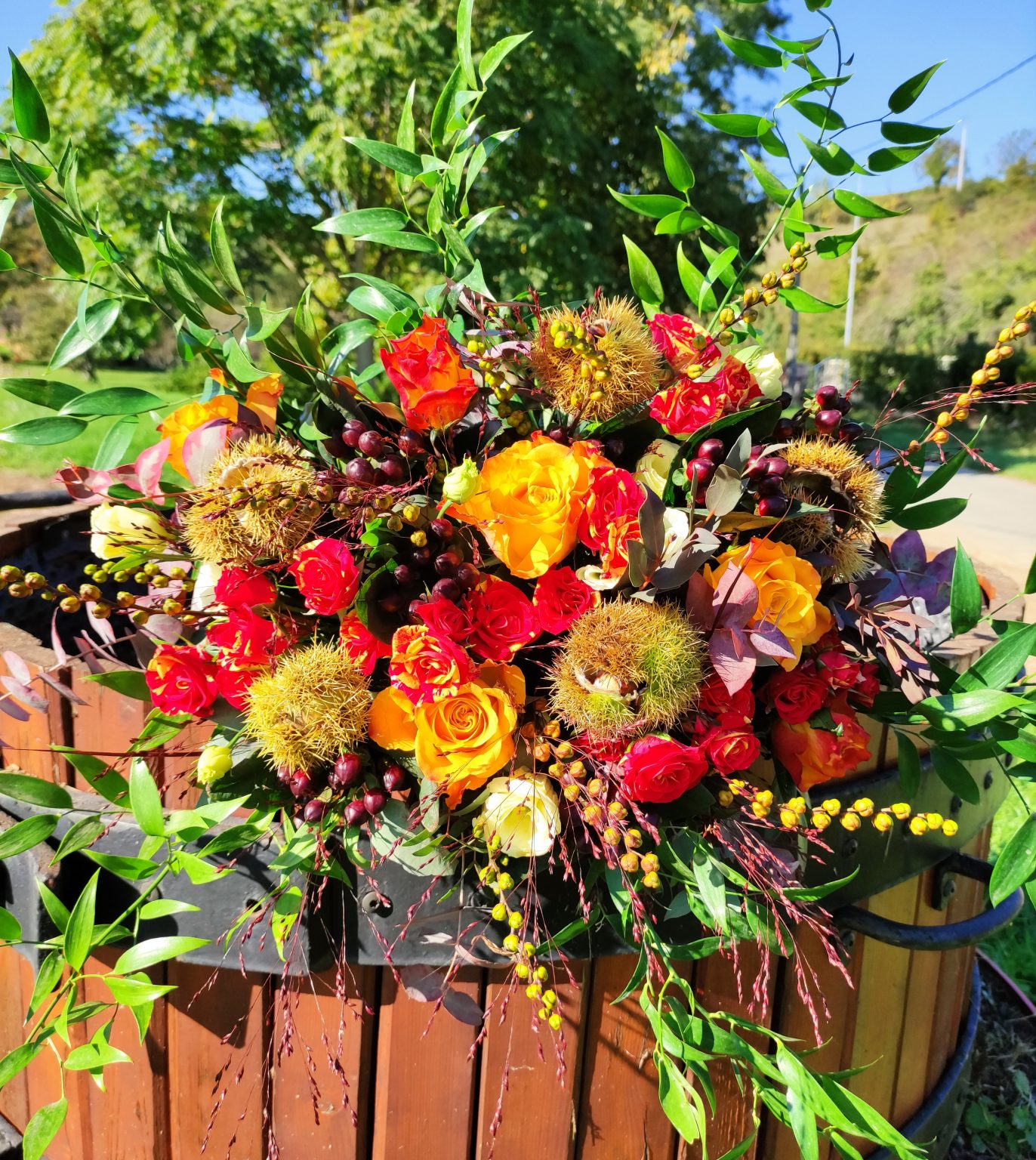 bouquet aux couleurs automnales accompagné de châtaignes fraîches