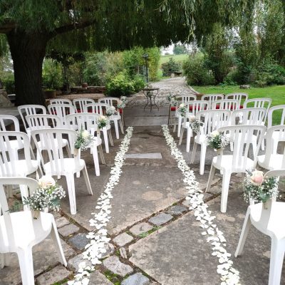 Allée de rose blanche pour entrée des mariés lors d'une cérémonie laïque