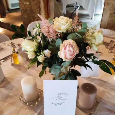 centre de table pour invités,fleurs champêtre et élégantes