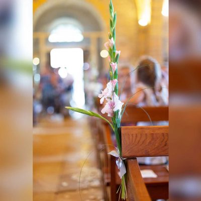 décoration florale à l'église pour mariage