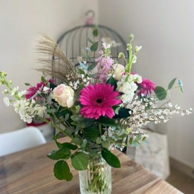 bouquet composé de giroflé,gerbera,rose,eucalyptus